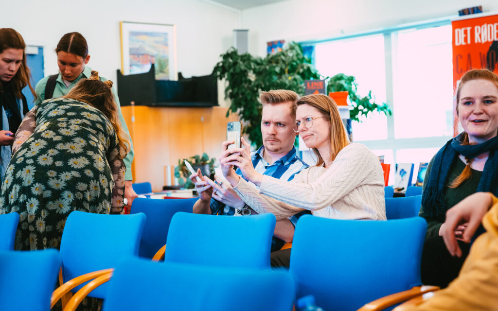 Deltagerne tager seriøse selfies i en pause på Vilde Universer